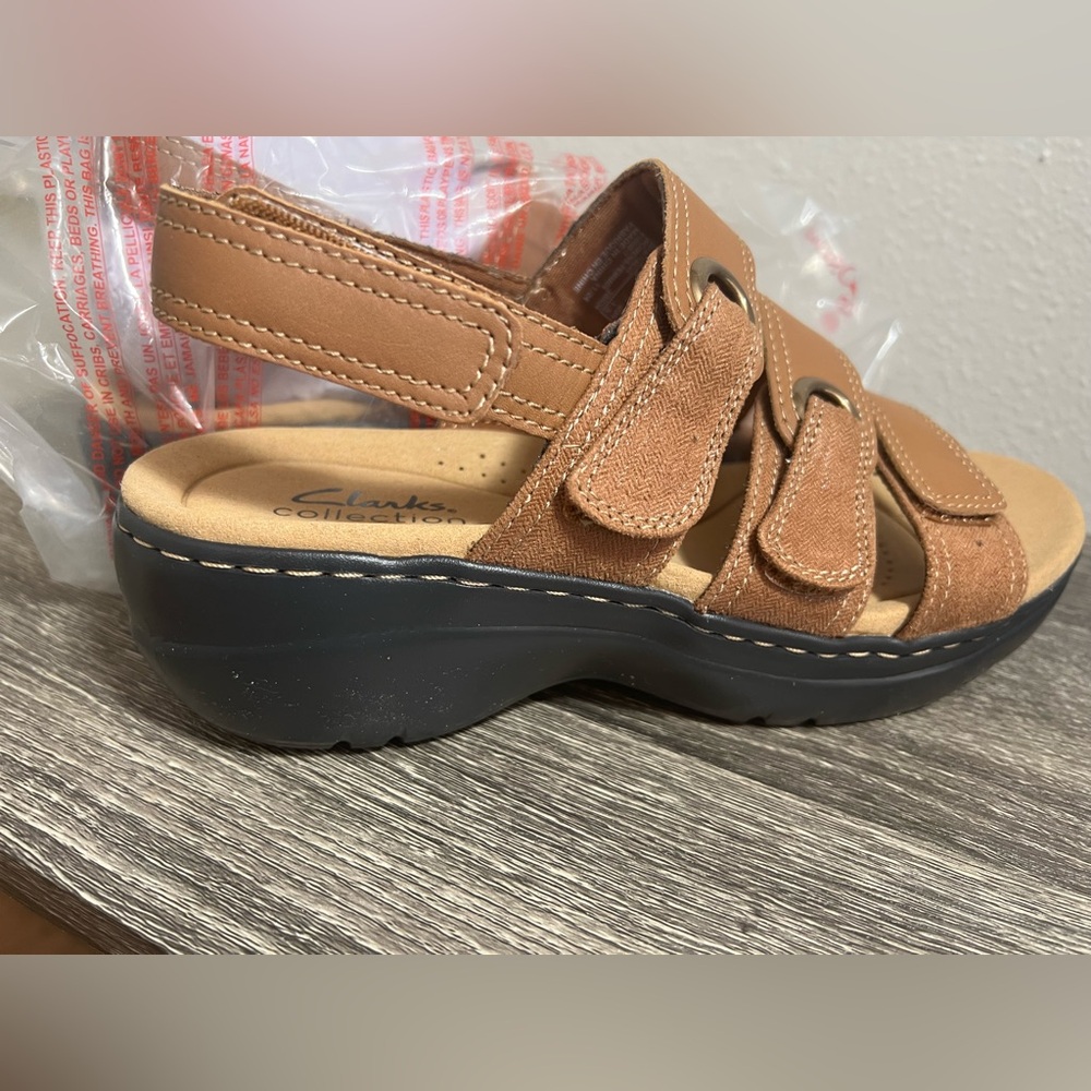 MWT Clarks Mariah 2 Tan Sandals with Adjustable Straps - Picture 2 of 4